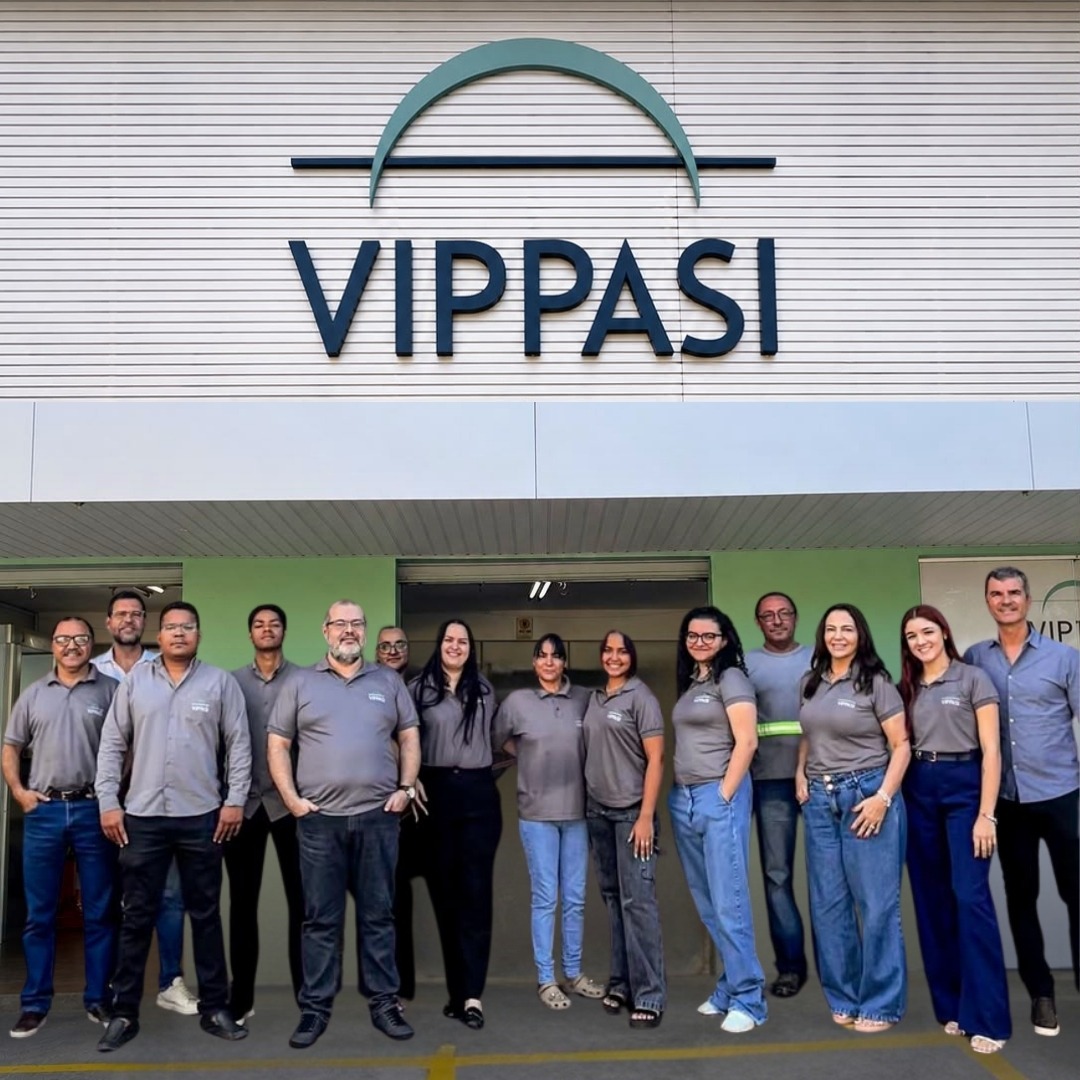 Equipe da VIPPASI em frente à fachada da empresa em Goiânia-GO